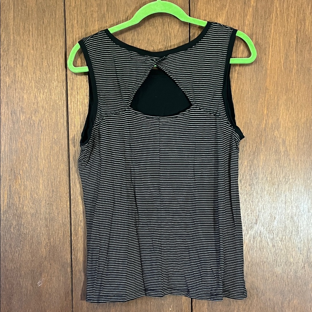 Old Navy Black and White Geometric Tank Top - Picture 6 of 9